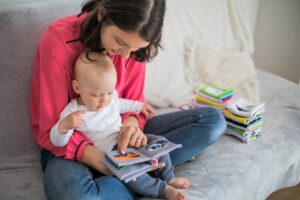 Lire la suite à propos de l’article Comment les jeunes mamans peuvent-elles intégrer l’éducation des enfants dans leur routine quotidienne ?